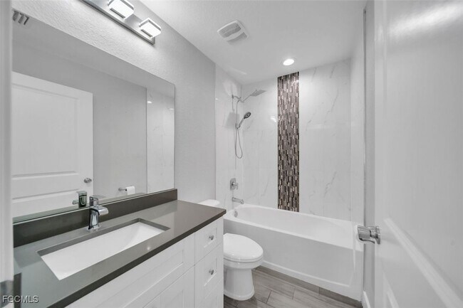 Building Photo - 919 NE 35th Ln