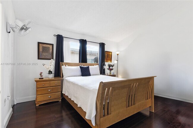 Building Photo - 6205 SW Kendale Lakes Cir