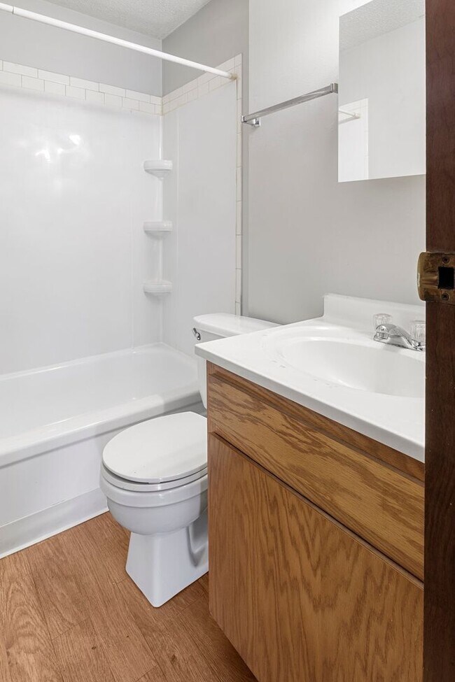 Building Photo - 1 Bedroom/ 1 Bathroom Apartments- Great Location! Pet Friendly!