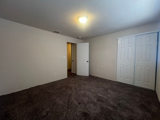 Building Photo - Renovated Beautiful 2 Bed 1.5 Bath Townhom...