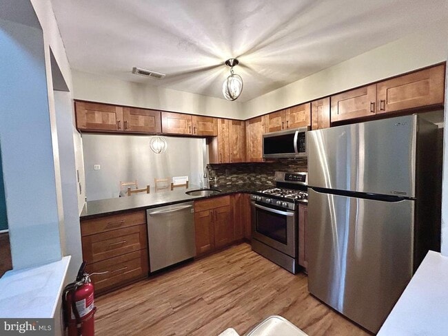 Building Photo - 904B Oliphant Ln