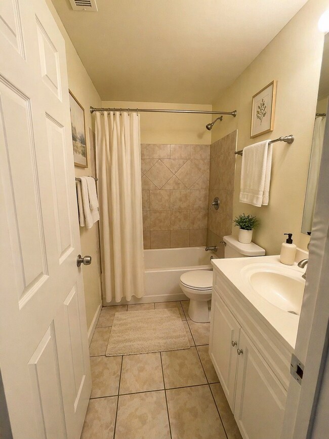 Building Photo - 5913-5913 Peco Ln