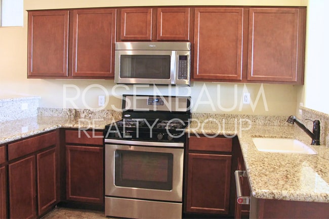 Building Photo - Gorgeous 3-bedrooms, 2-baths home in the b...