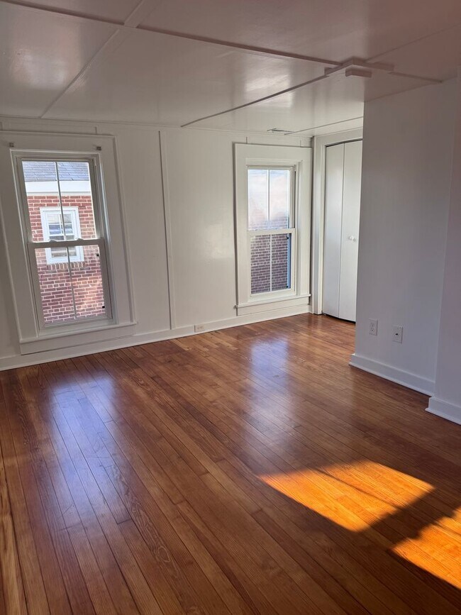 Building Photo - 205 Sir Walter Raleigh St