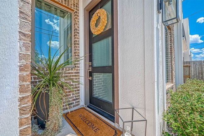 Building Photo - 1806 Schweikhardt St