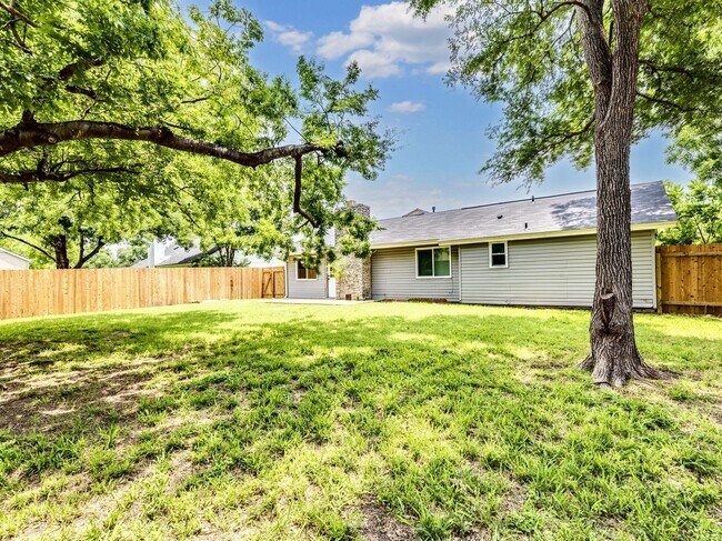 Building Photo - Charming 4BR / 2BA Home Featuring Fireplace, White Cabinets & Big Tree