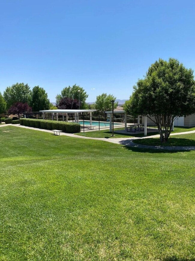 Building Photo - Charming 2 Bedroom Condo with Great Amenit...