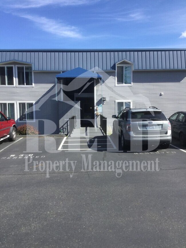 Building Photo - 924 Shorewood Dr