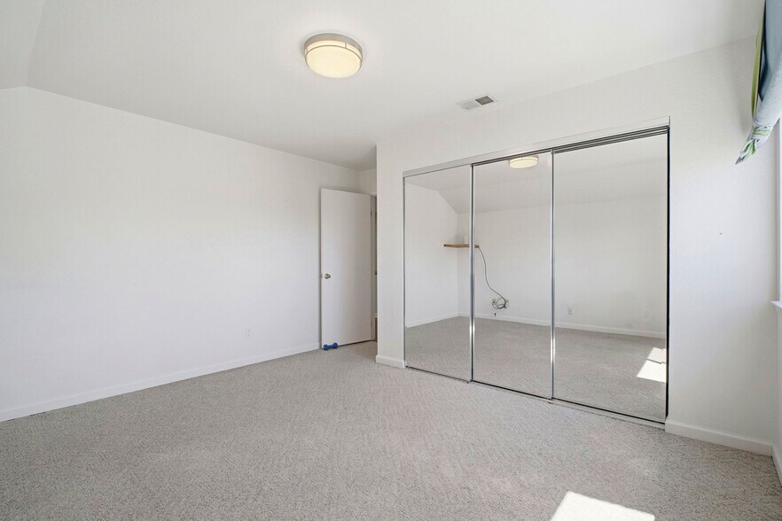 Building Photo - 6001 Castlebrook Dr