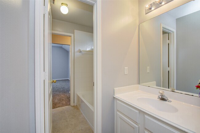 Building Photo - 411 Green Stone Ct