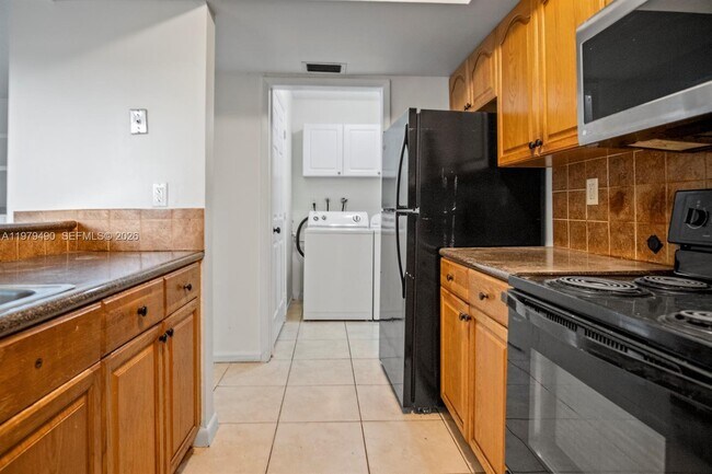 Building Photo - 6252 Highland Ct