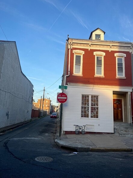 Building Photo - 415 S 10th St