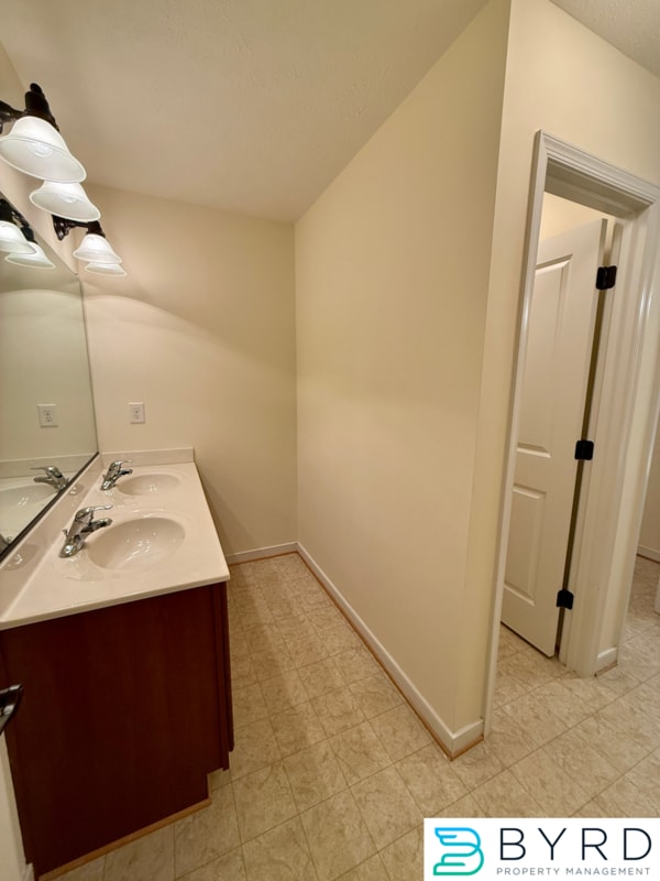 Building Photo - 1013 Sycamore Crest Dr