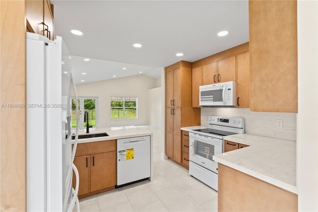 Building Photo - 9081 Lake Park Cir N