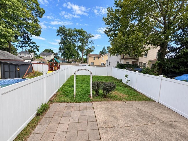 Building Photo - 877 Jaques Ave