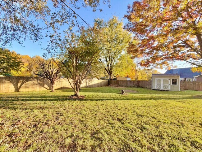 Building Photo - 1402 E Rhett Butler Rd