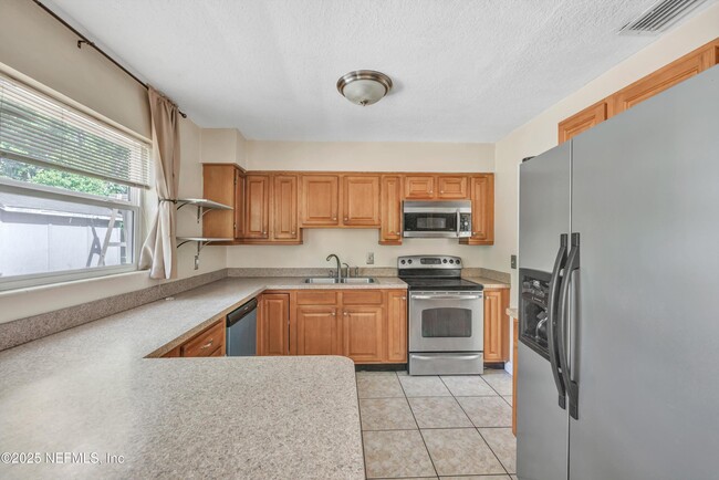 Building Photo - 2930 Wycombe Dr W