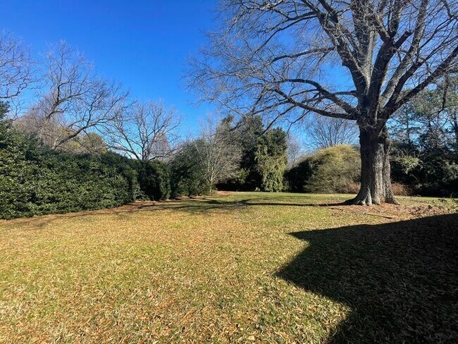 Building Photo - Spacious 3-bedroom home located in Charlotte. $300 off on two months' rent!