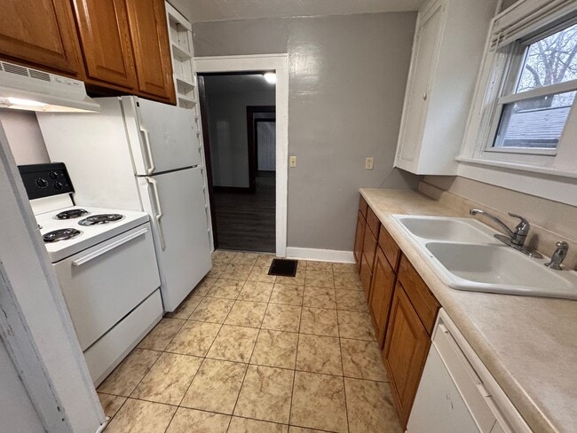 Building Photo - 412 Taylor Ave