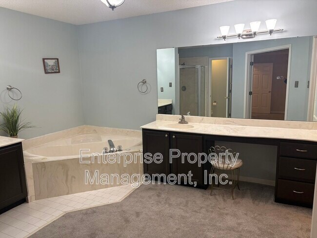 Building Photo - 6894 Hedgewood Ln