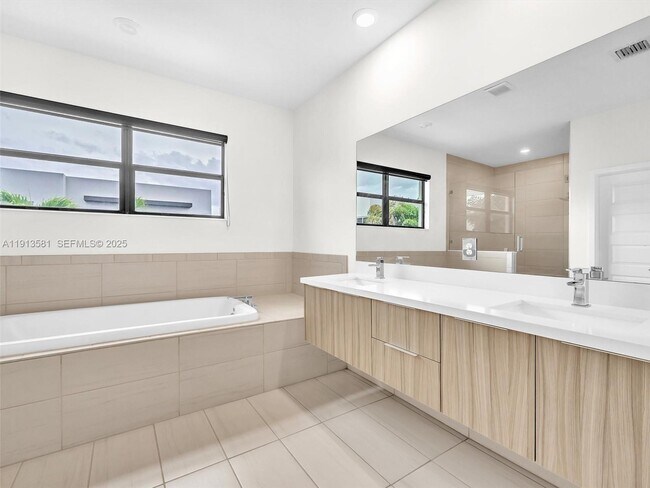 Building Photo - 10250 NW 76th Terrace