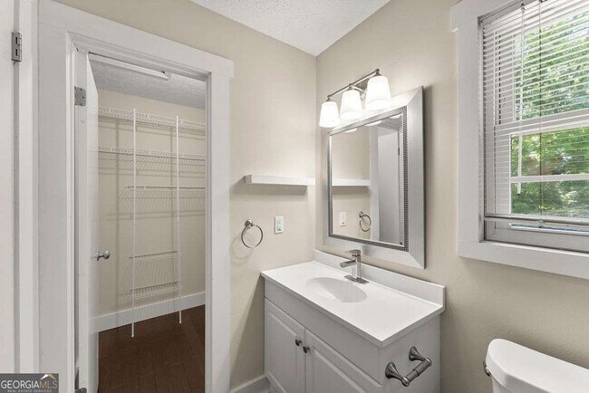 Building Photo - 4035 Thames Dr