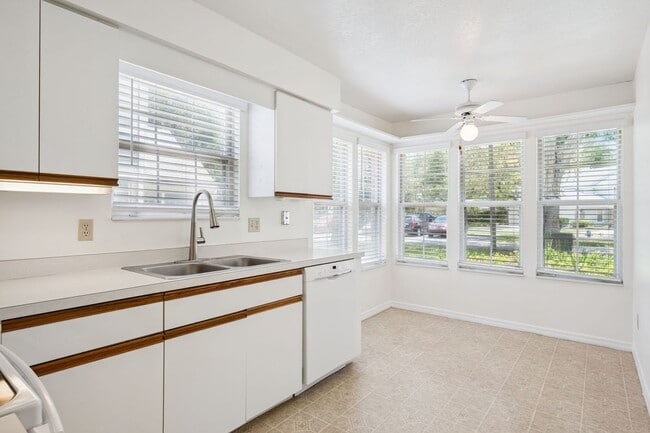 Building Photo - Ground Floor 2 Bed / 2 Bath with New Flooring