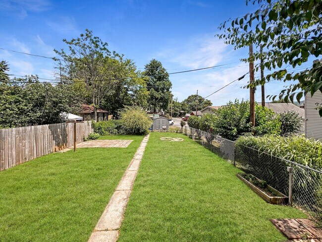 Building Photo - Cozy 3BR/1BA - Pet Friendly Up To 2 Pets Under 35#