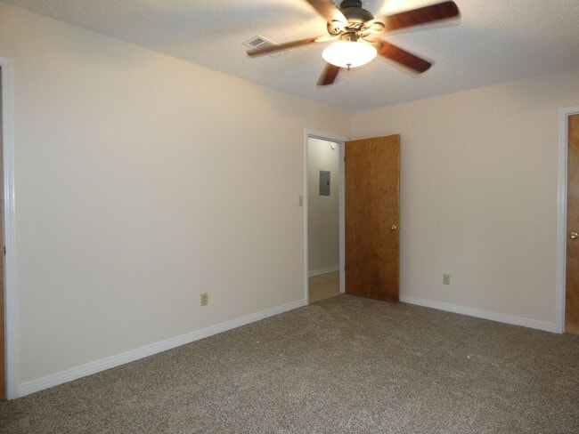 Building Photo - Comfortable/Affordable 3/1.5 - Pace