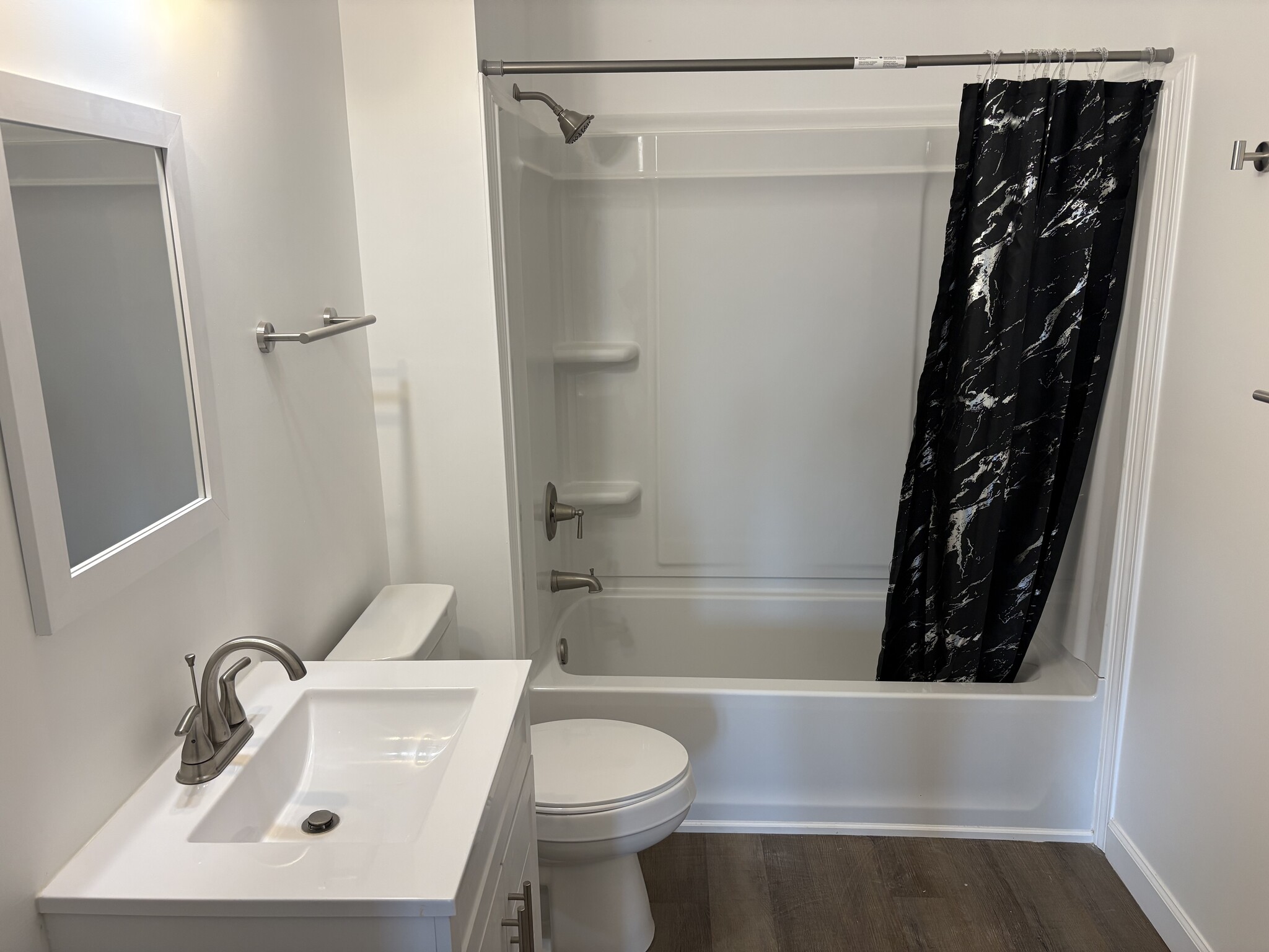 Main Bathroom with tum - 1328 Shepherd St