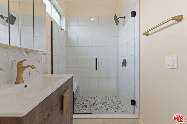 Building Photo - 621 Rose Ave