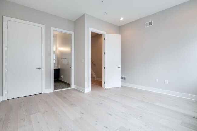 Building Photo - Northern Liberties Townhome with Parking