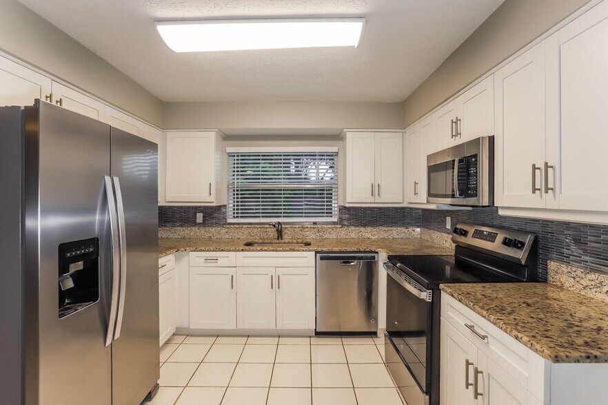 Building Photo - 3215 Las Brisas Dr