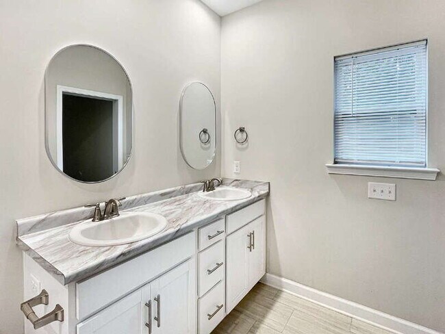 Building Photo - 39 Travis St