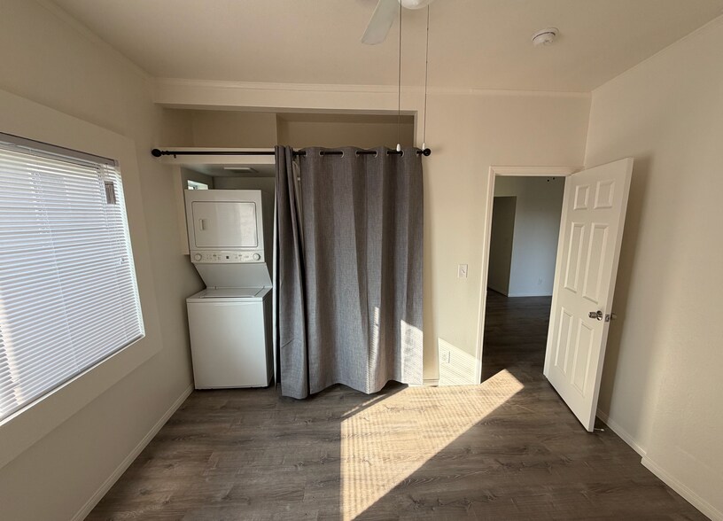 Building Photo - 420 N Rose Pl