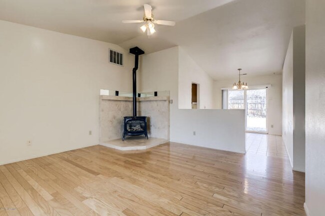 Building Photo - 4 Bed, 2 Bath in CHESHIRE!! Amazing Peak V...