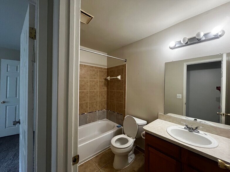 Building Photo - 7000 Foxthorn Dr