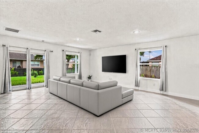 Building Photo - 226 SW Milburn Cir