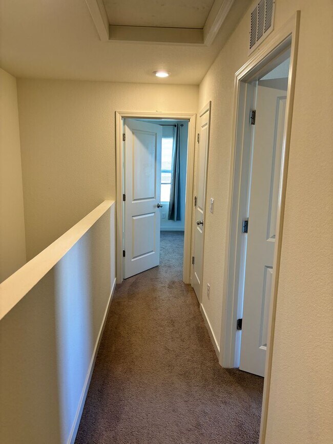 Building Photo - MOVE IN SPECIAL - 1/2 OFF THE 1ST MONTH RENT FOR QUALIFIED APPLICANT(S) AND RENTAL AMOUNT JUST RE...