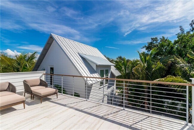 Building Photo - 580 Broadway St