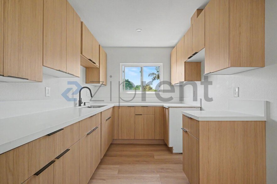 Building Photo - Unit 3