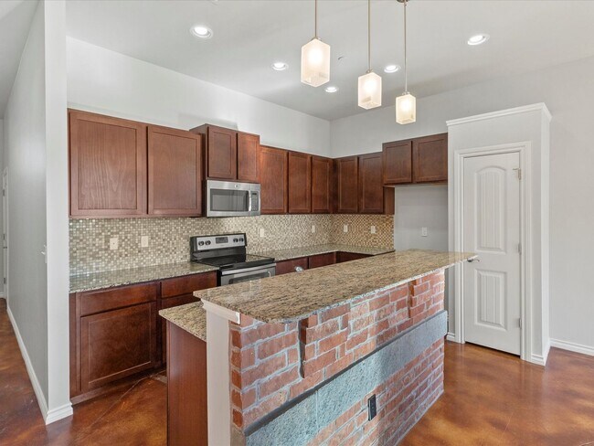 Building Photo - 475 S Fretz Ave