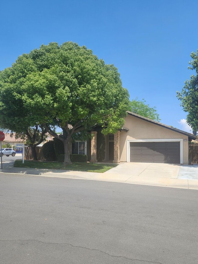 Primary Photo - Beautiful 4 Bedroom 2 Bathroom House in Be...