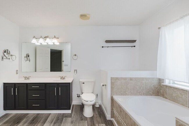 Building Photo - Stunning 4-Bed, 3.5-Bath Home in Sought-Af...