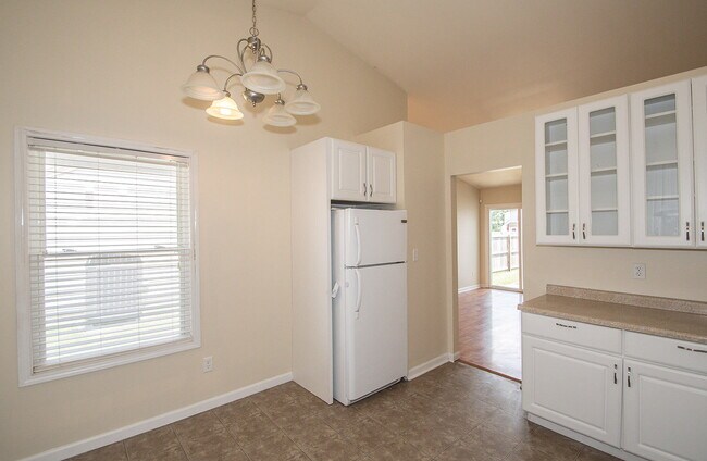 Building Photo - "Charming 3-Bedroom Retreat with 2 Full Ba...