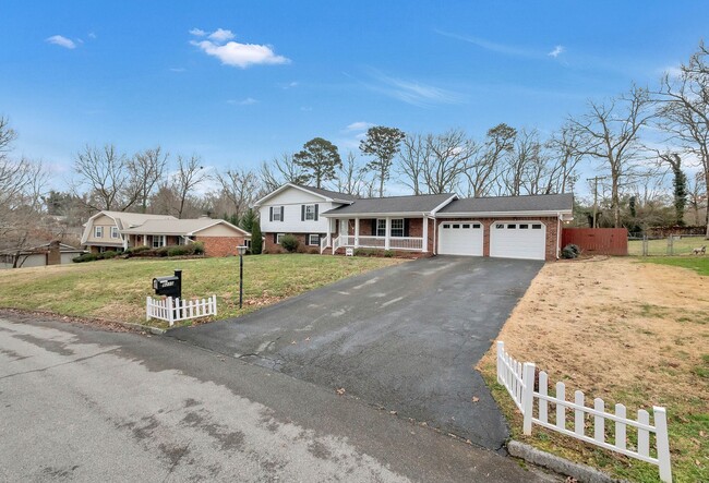 Building Photo - Available for rent: 4-Bedroom, 2- Bath Single-Family Home in Harrison, TN!