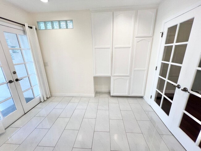 Building Photo - Charming Bixby Knolls Corner Home with Yard, Cabana, & A/C