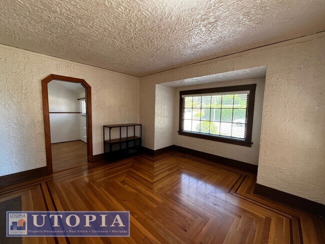 Building Photo - Charming 3 Bedroom, 1.5 Bathroom close to ...