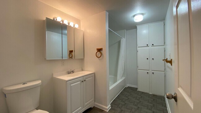 Building Photo - AVAILABLE NOW 3 BEDROOM 2 BATH HOME WITH BONUS ROOM IN RIVER OAKS