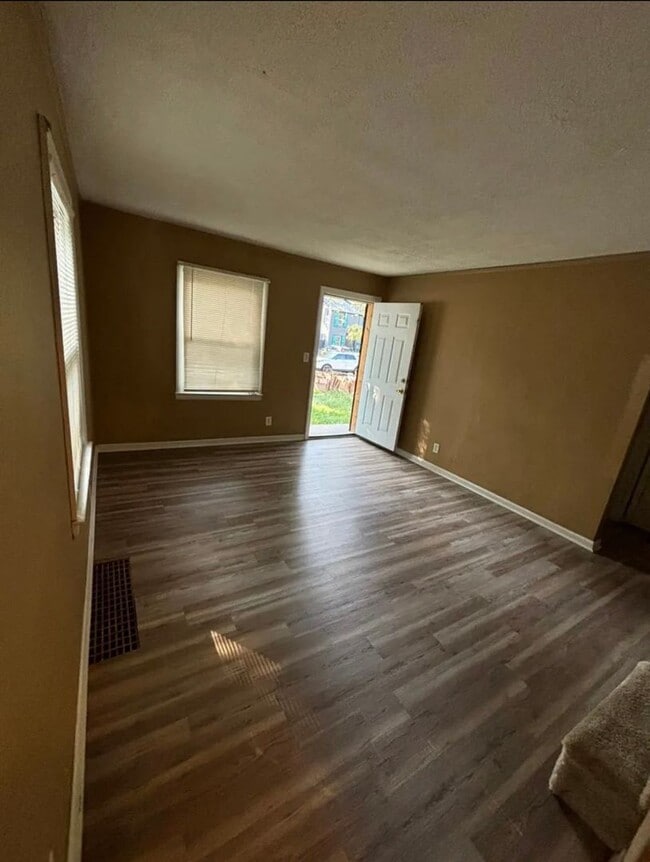 Building Photo - 3 Bedroom move in ready bungalow